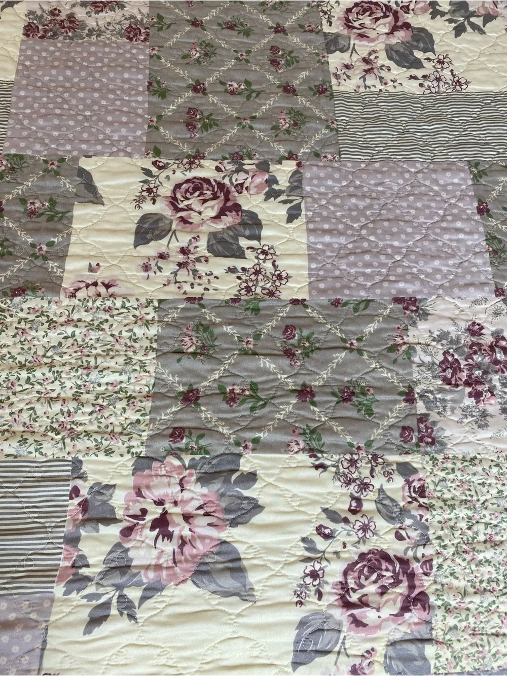 Floral Patchwork Quilt Bedspread in Lavender and Cream Queen